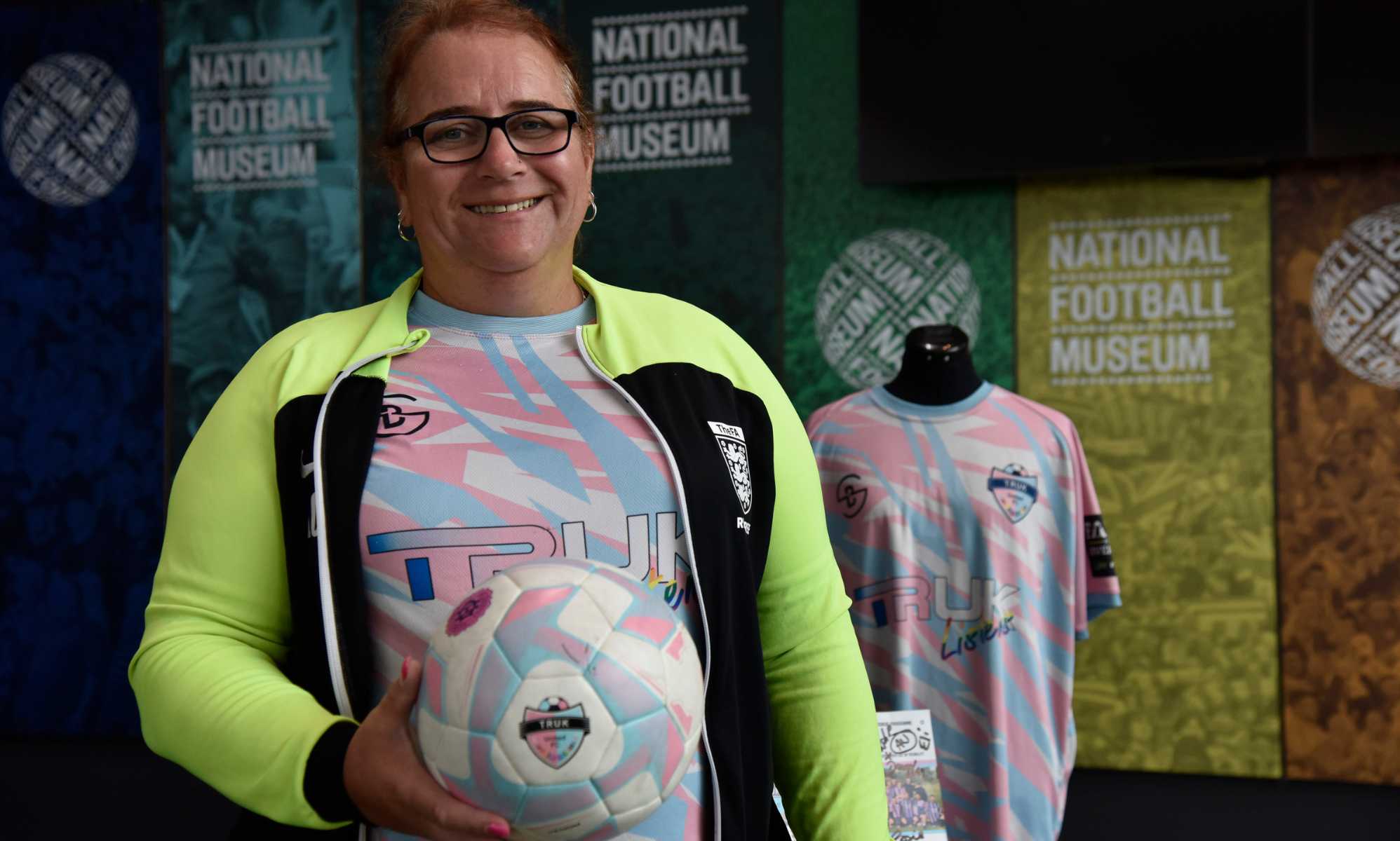 Una árbitro transexual premiada por aparecer en el Museo Nacional del Fútbol