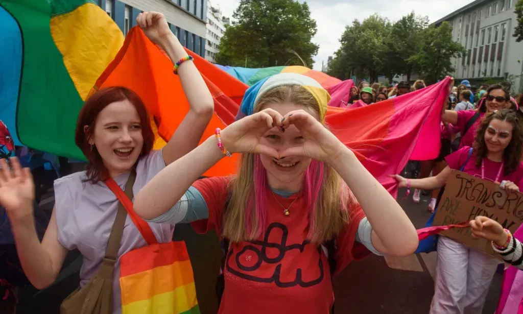 Alemania facilita la autoidentificación a personas trans y no binarias en su ley