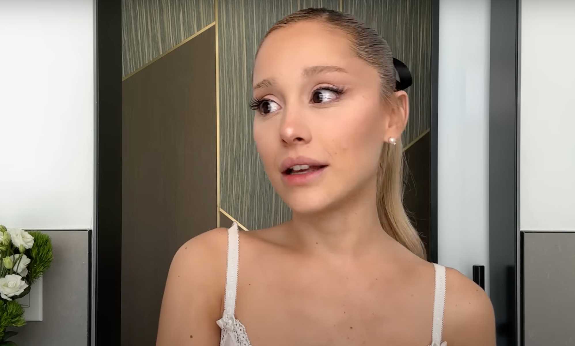 Ariana Grande rompe a llorar al admitir que se escondía tras el botox