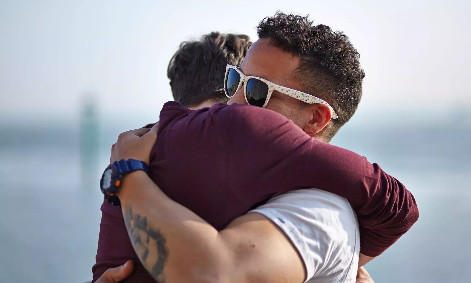 Los hombres se sienten incómodos en los bares gays, llorando, poniéndose crema solar y diciendo