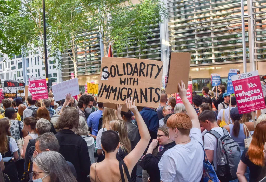 Nuevo plan para ayudar a los inmigrantes LGBTQ+ a aportar