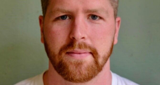 Un hombre nada una ruta marítima de 30 km por una causa benéfica LGTBI+