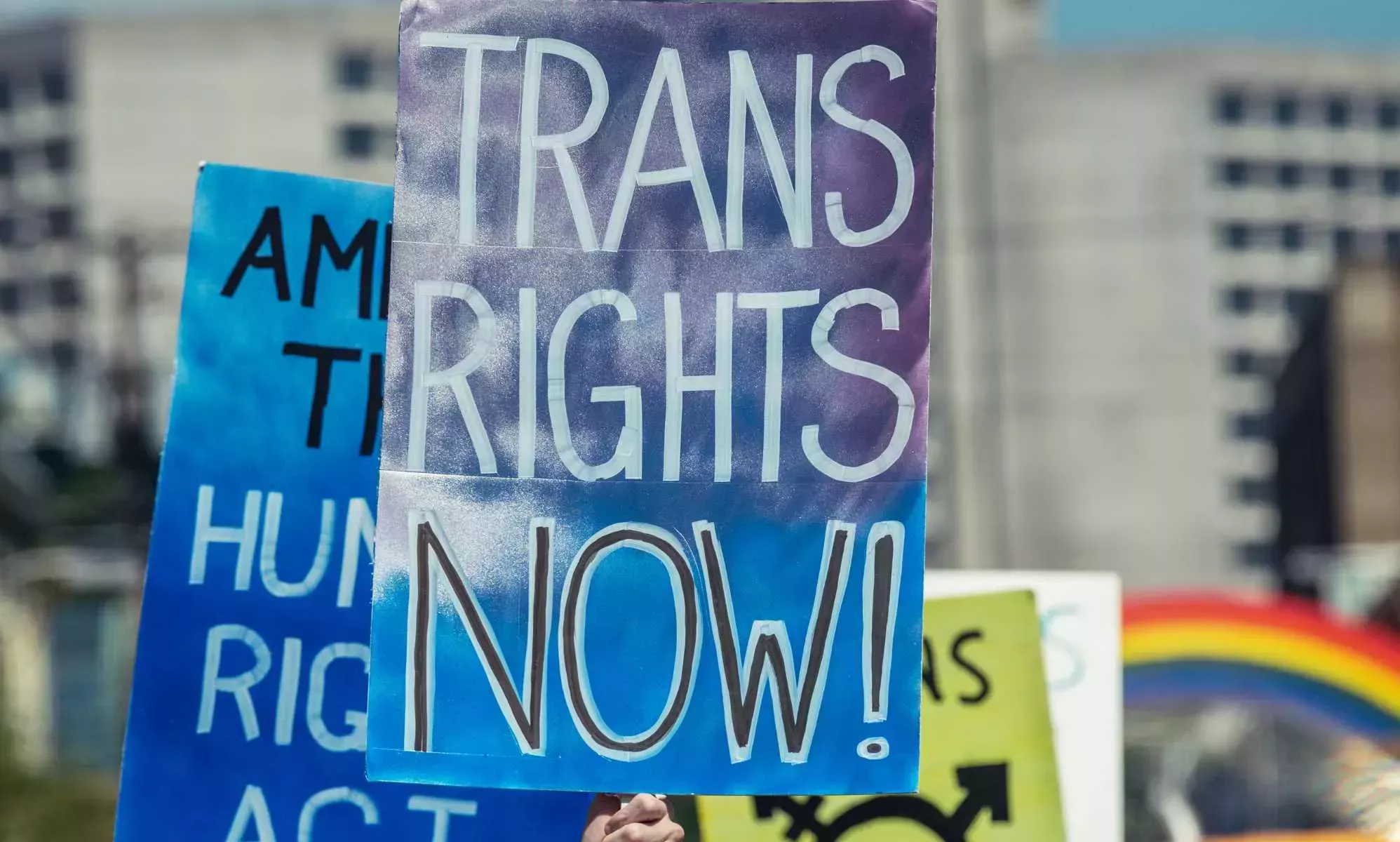 Un juez de Kansas dictamina que los certificados de nacimiento de las personas trans no tienen que modificarse