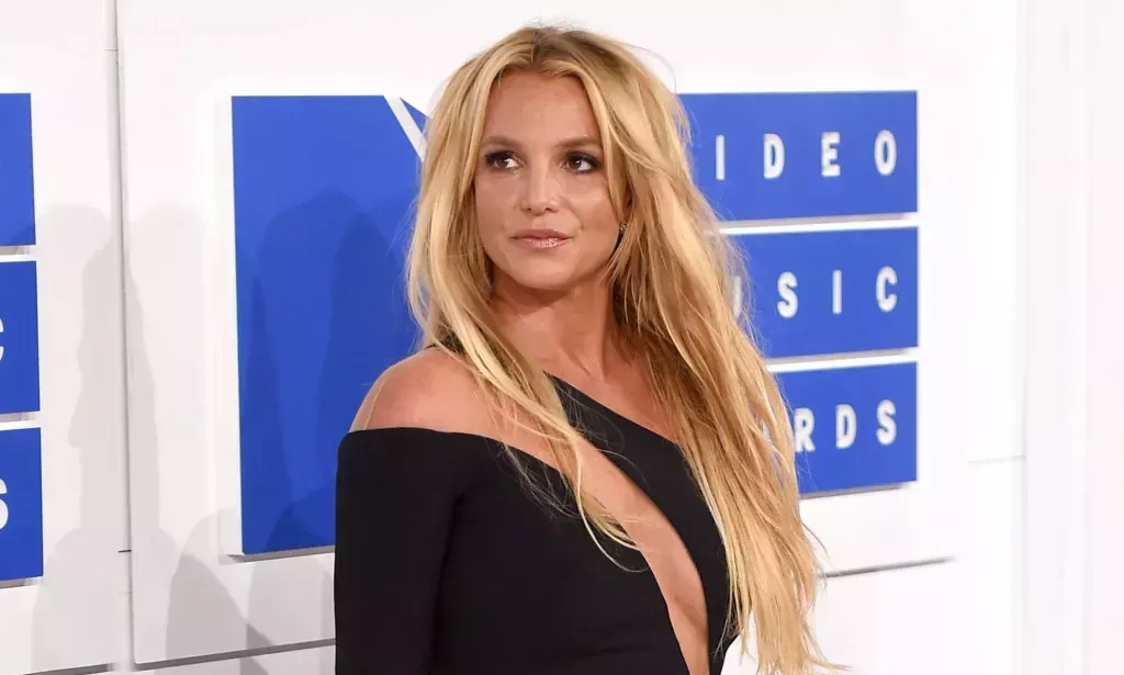 Britney Spears wears a black dress to the 2016 MTV Video Music Awards