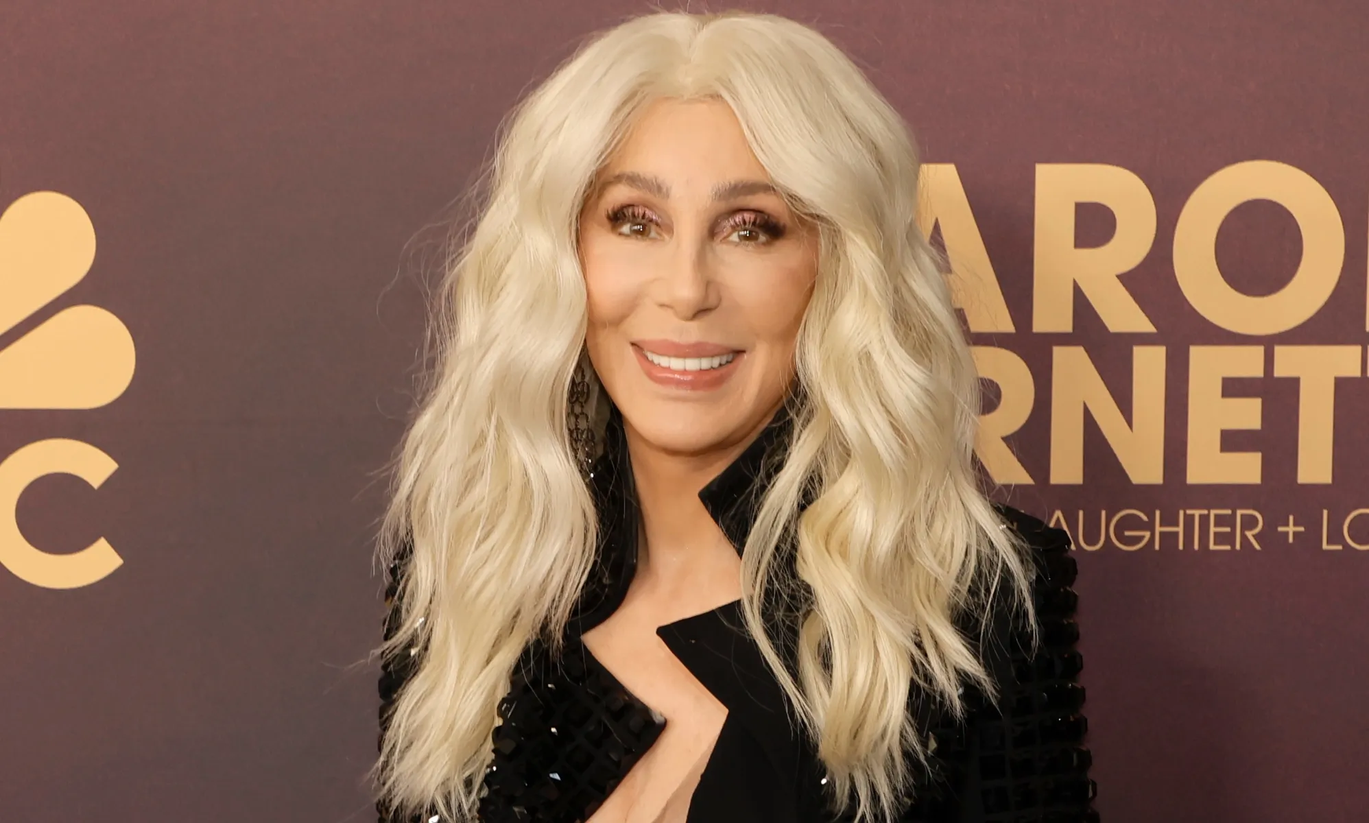 El nuevo single de Cher que pretende arrebatar la corona navideña a María Carey
