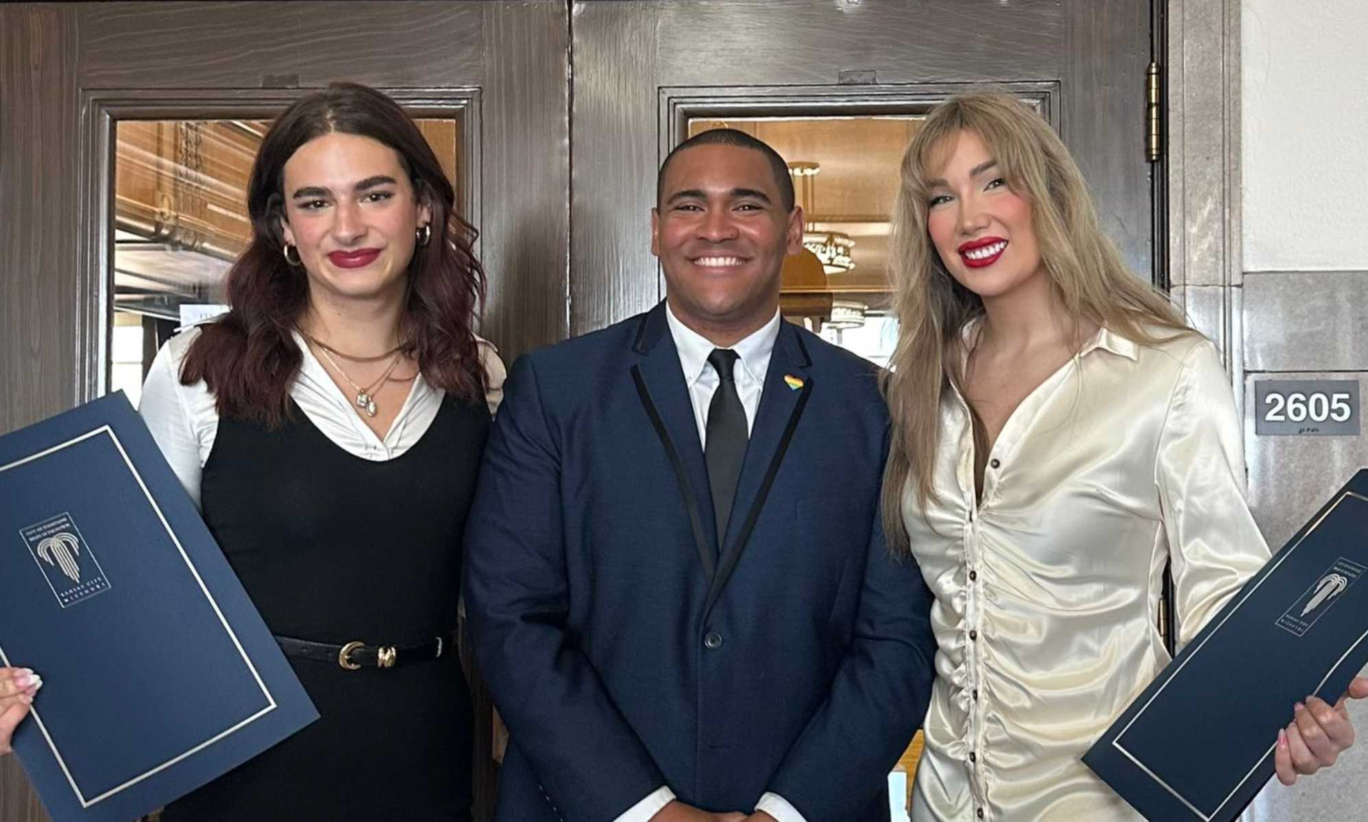 Kansas rinde homenaje a las dos primeras reinas del baile trans