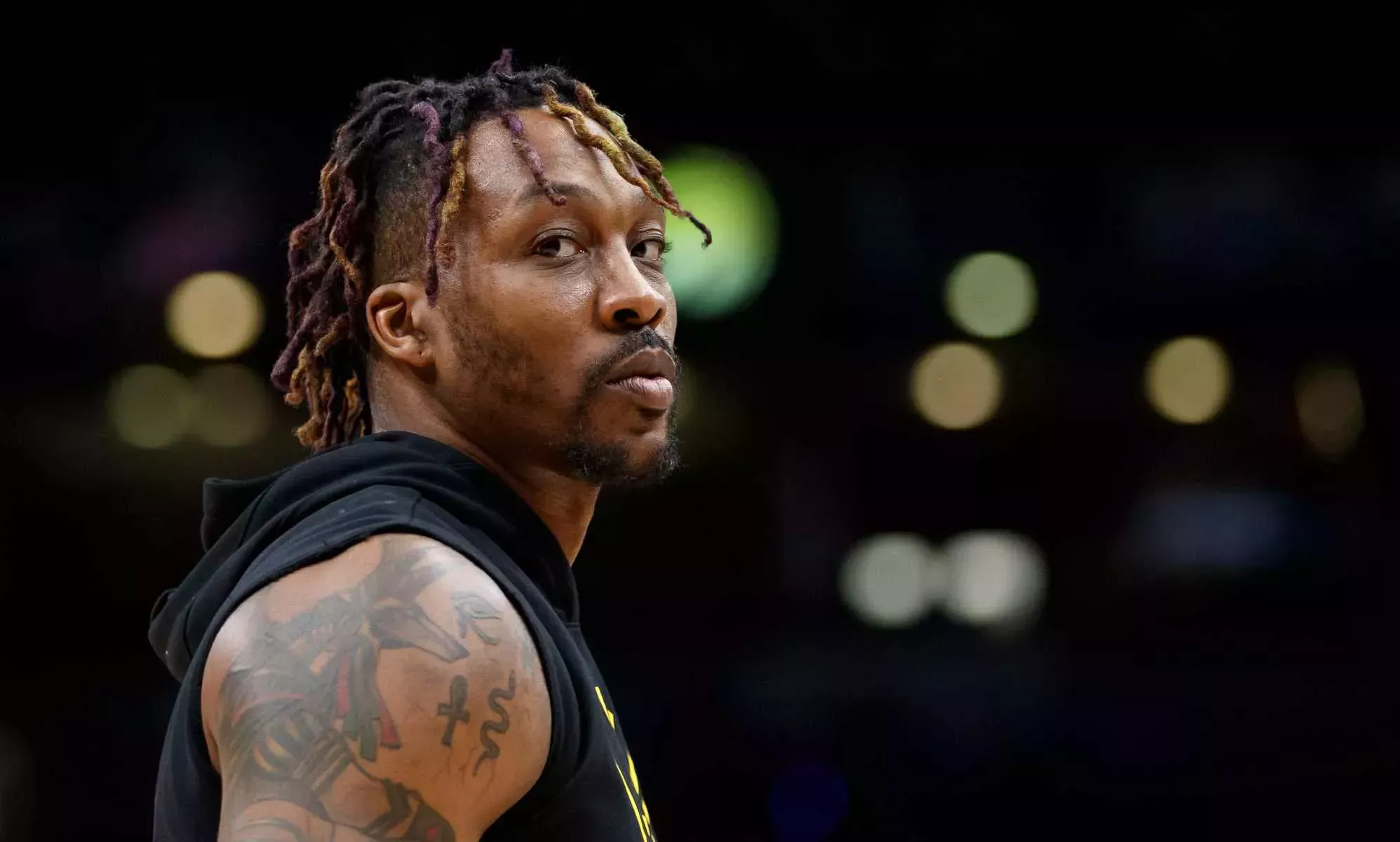 La estrella del baloncesto Dwight Howard niega haber agredido sexualmente a un hombre durante un tr&iacute;o