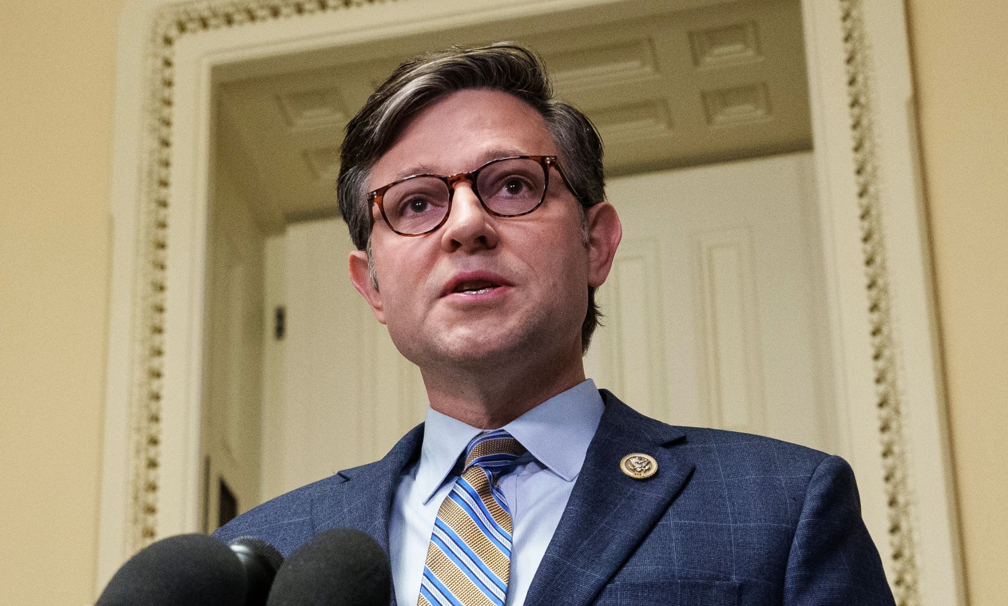 La mujer de Mike Johnson dirige un servicio de asesoramiento que compara la homosexualidad con el incesto