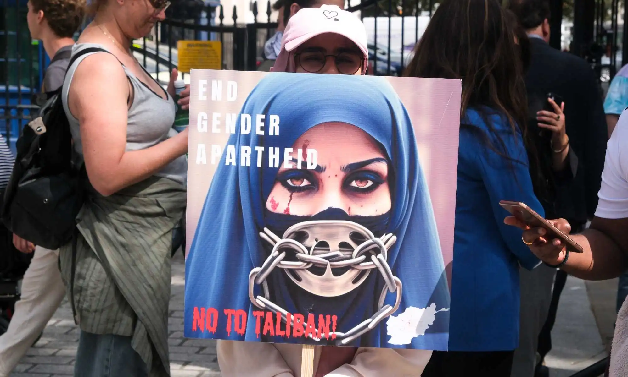 LGBTQ+ afganos rompen el silencio: Llamado urgente a la ONU para investigar terribles abusos por los Talibanes