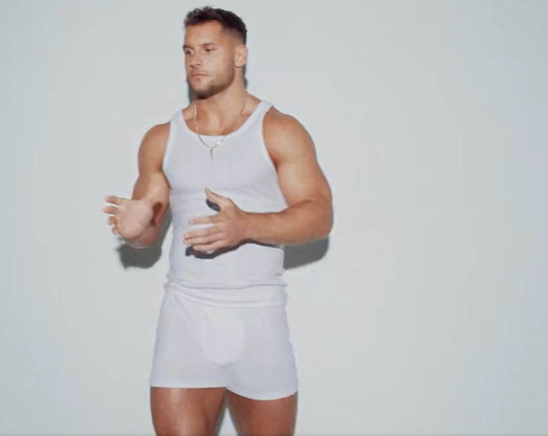 Sedientos por la estrella Nick Bosa en el nuevo anuncio de ropa interior de Kim K