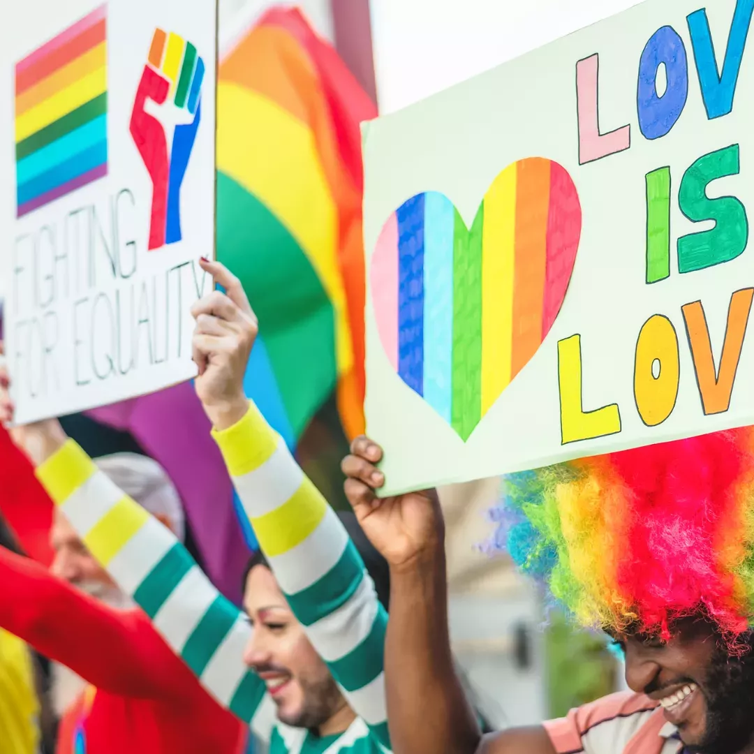 Profesora británica despedida tras decir a sus alumnos que ser LGBTQ+ es pecado