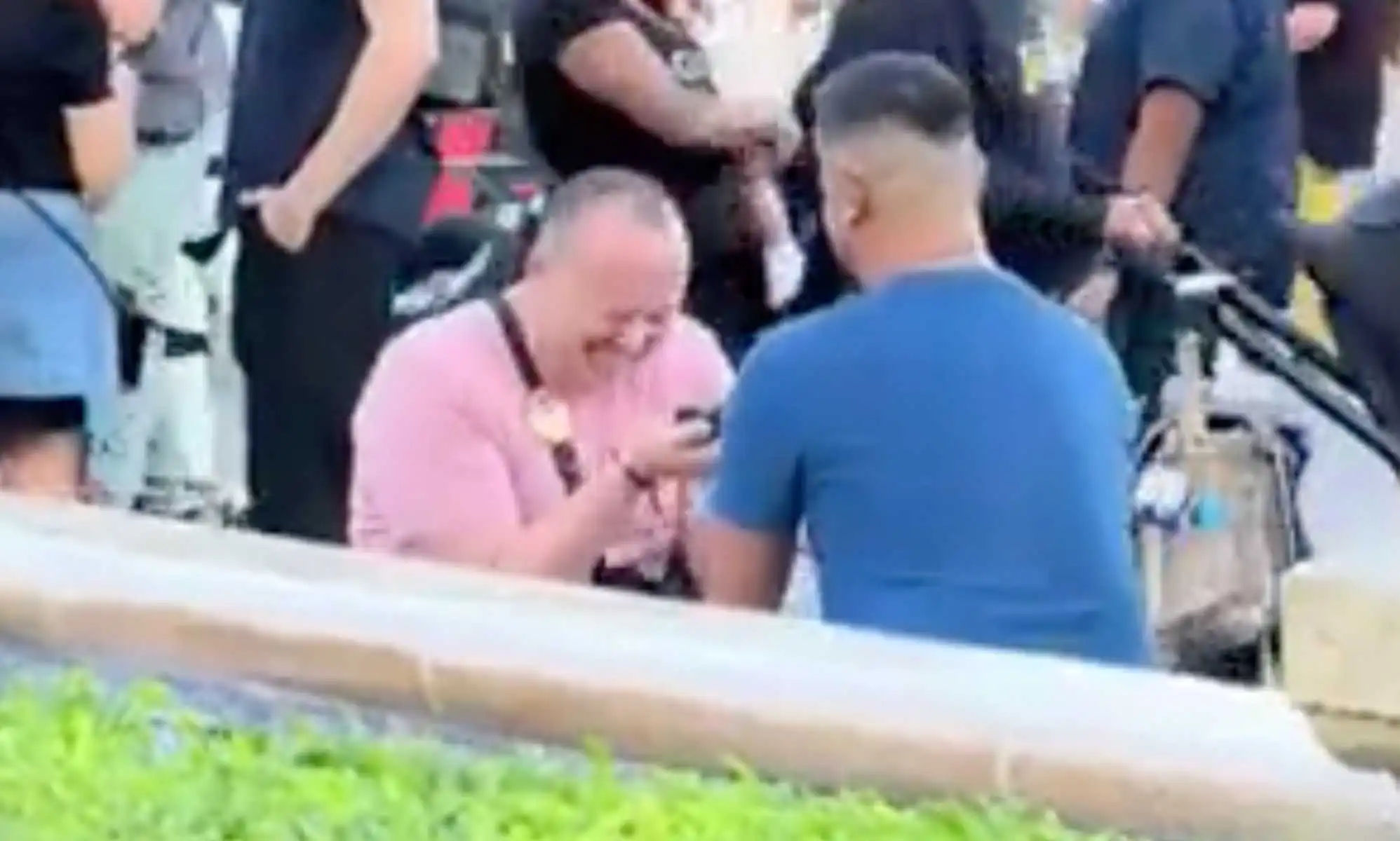 Una pareja gay "llora y ríe" cuando ambos sacan anillos para prometerse