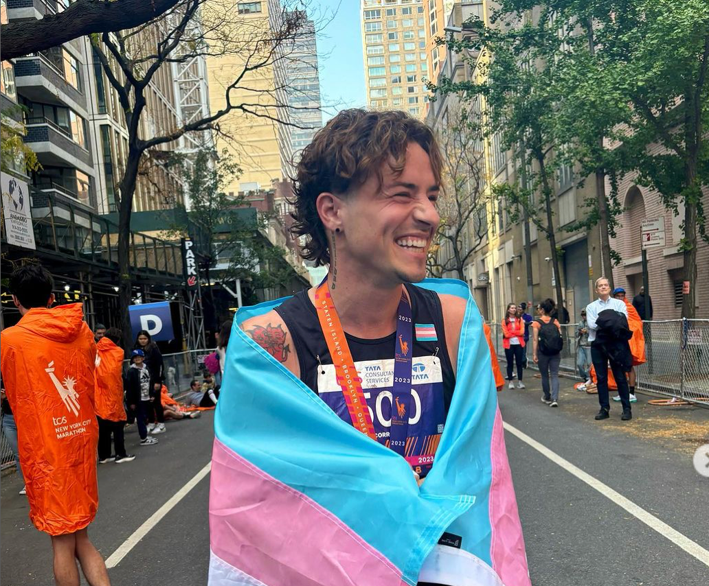 Conoce a Calamia, la corredora no binaria que acaba de ganar el maratón de Nueva York