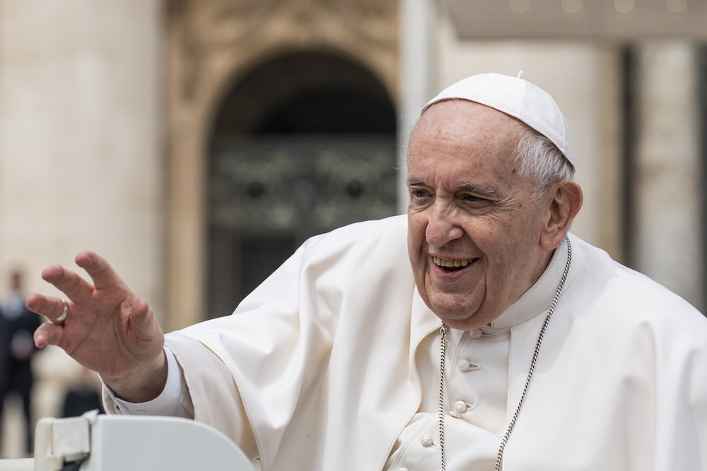 El Papa Francisco confirma que las personas transexuales pueden bautizarse y los homosexuales ser padrinos