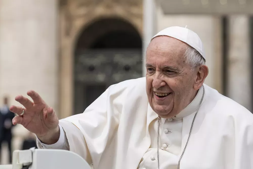El Papa Francisco confirma que las personas trans pueden bautizarse y actuar como padrinos