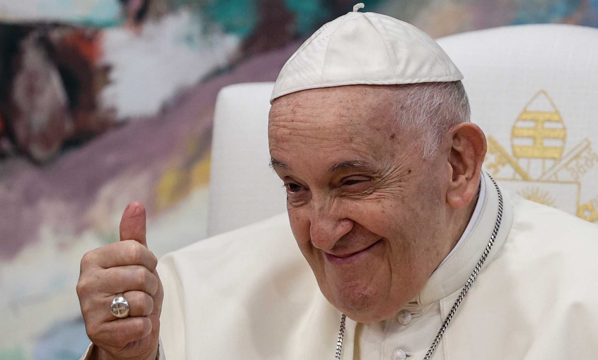 El Papa Francisco destituye a un obispo conservador de Texas en una disputa sobre la inclusión LGBTQ+.