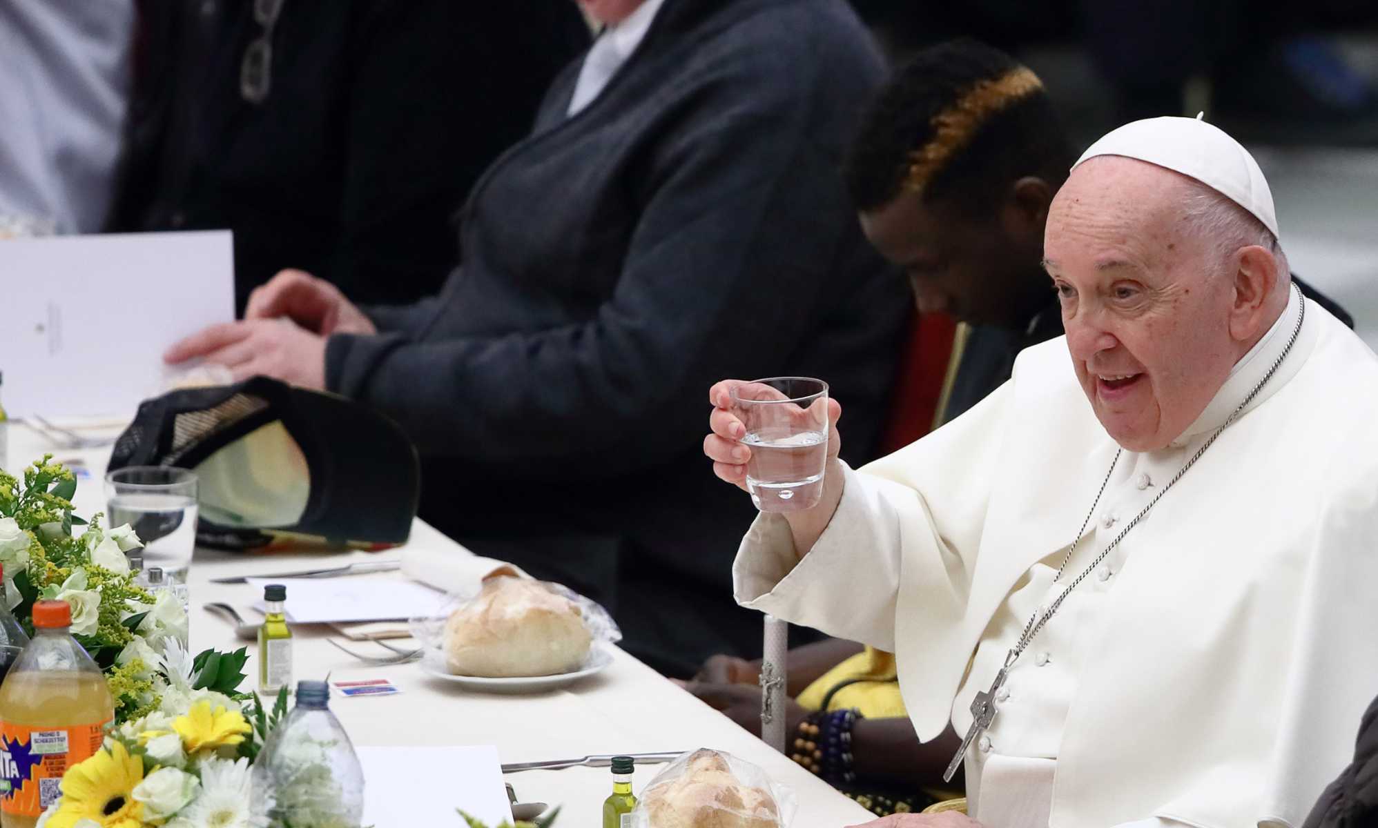El Papa invitó a un grupo de mujeres trans a pasta, albóndigas y tiramisú