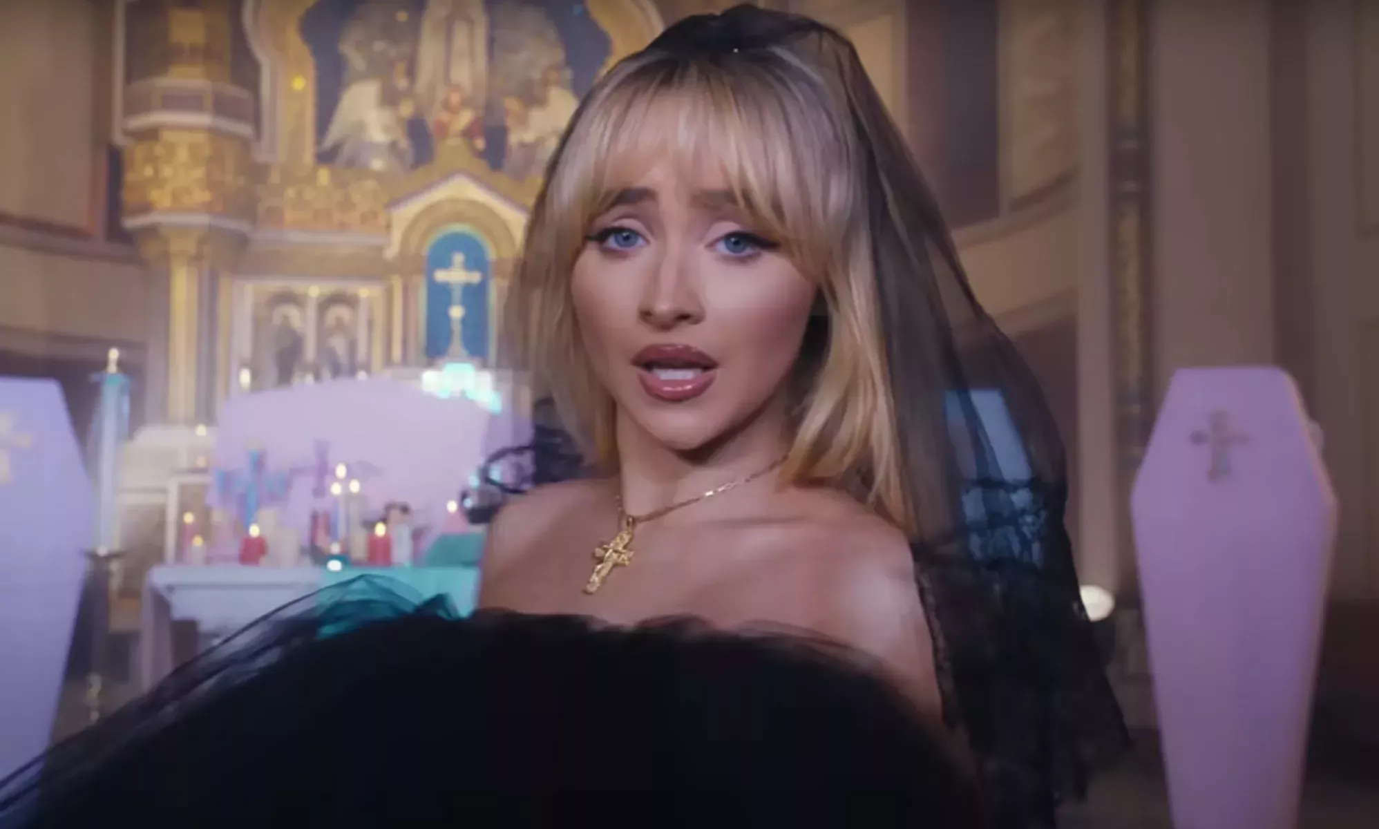Sabrina Carpenter responde divertidamente a la polémica del vídeo de 'Feather': 'Jesús era carpintero'