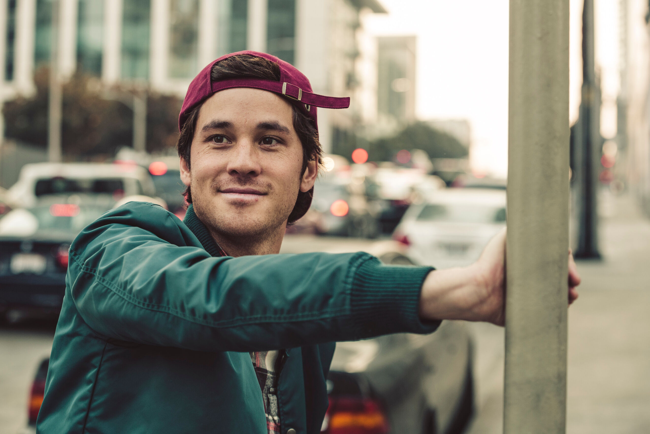 Un hombre gay pide consejo para parecer "más gay" y encontrar novio