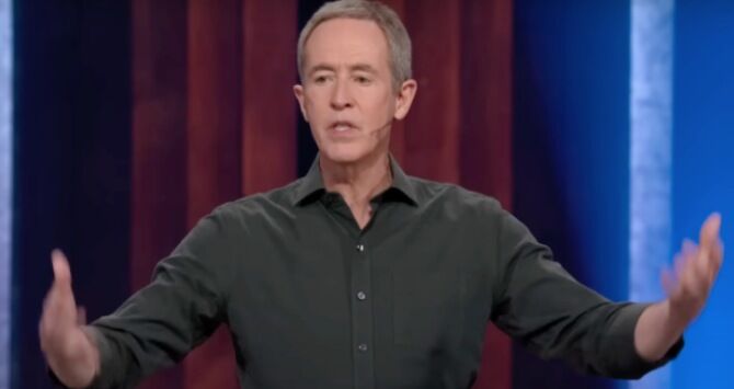 El pastor de una megaiglesia arremete contra los cristianos homófobos en un sermón y se hace viral