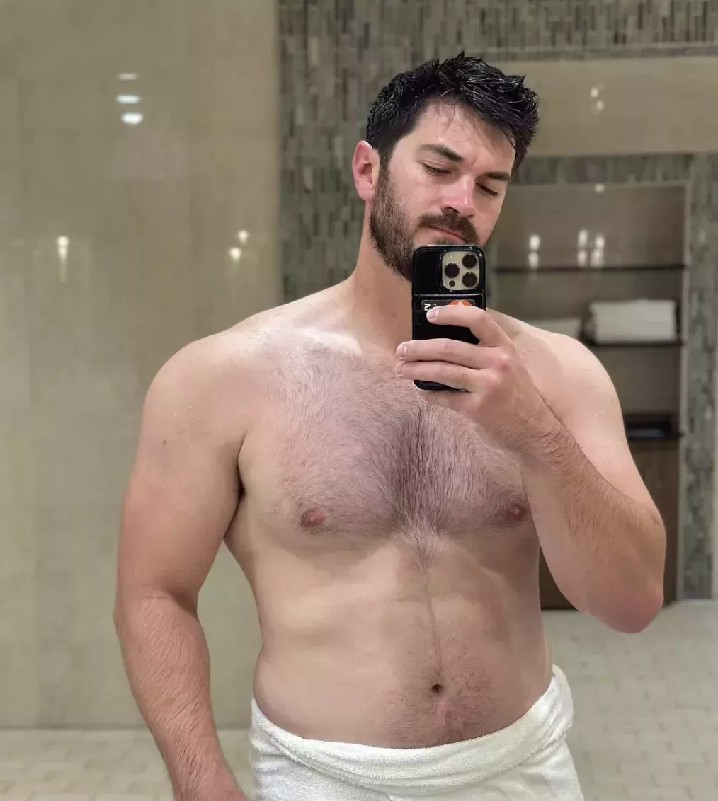 Austin Martin shirtless in a mirror selfie
