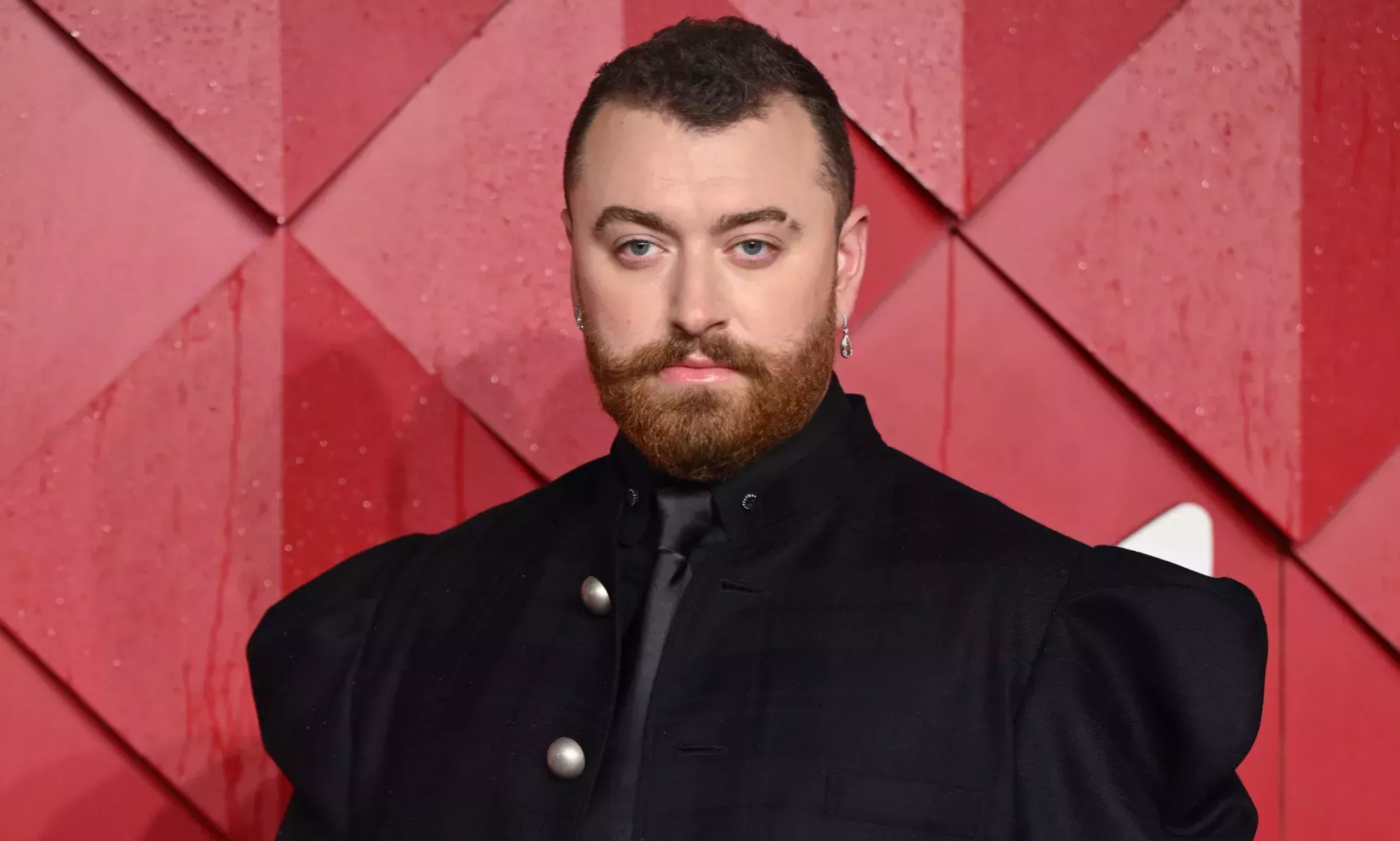 Los fans de Sam Smith enloquecen con su look de falda y tacones en los British Fashion Awards