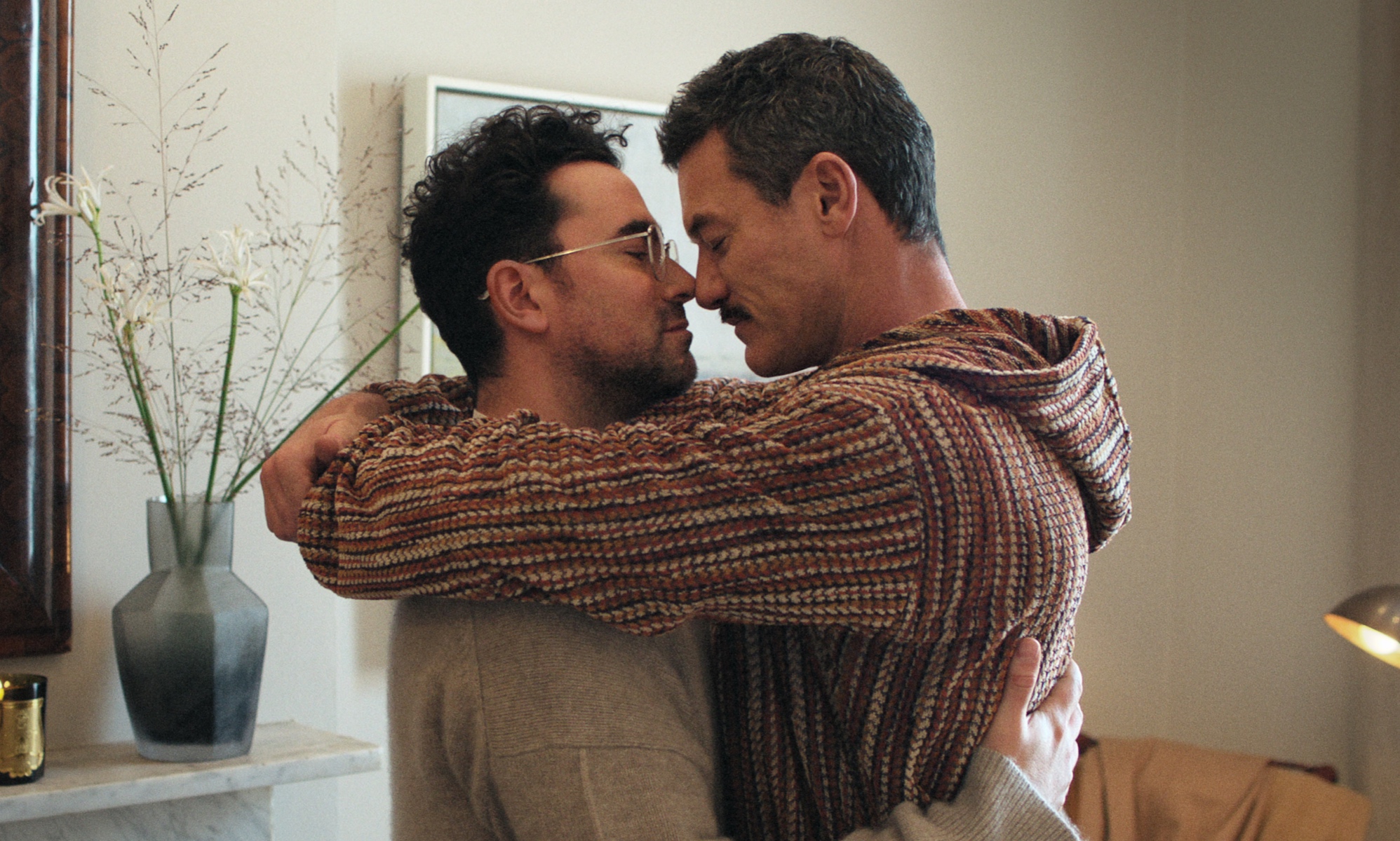 Primer vistazo a Dan Levy y Luke Evans en el "vulnerable" drama gay Good Grief