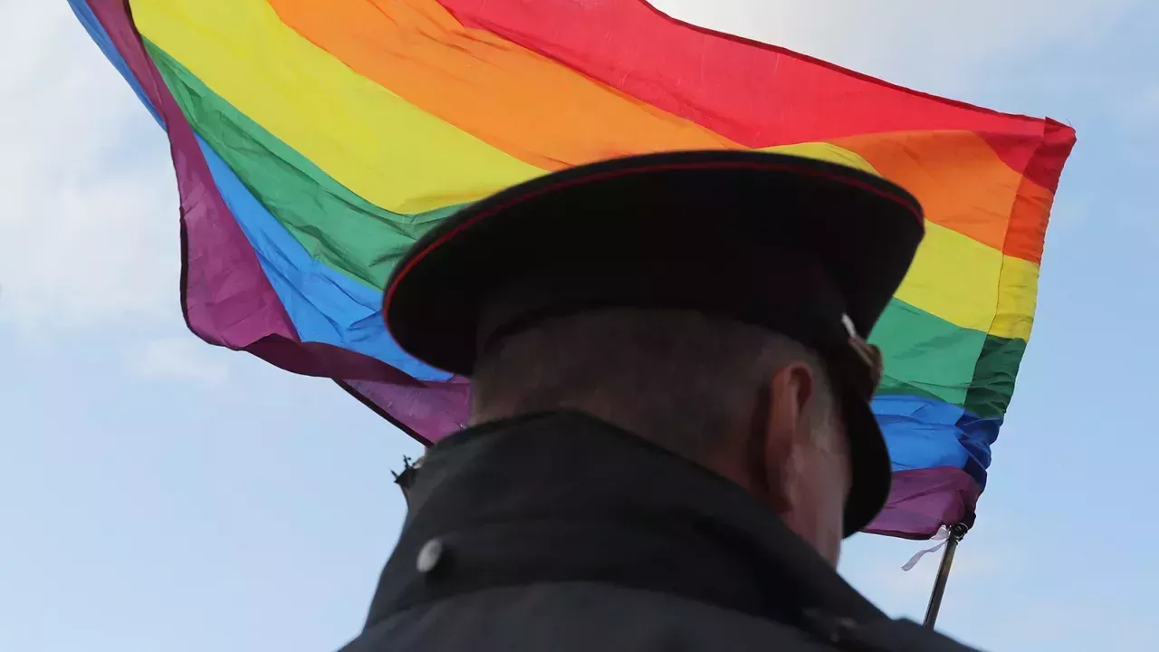 Redadas en locales gay en Rusia después de la prohibición del movimiento LGTB