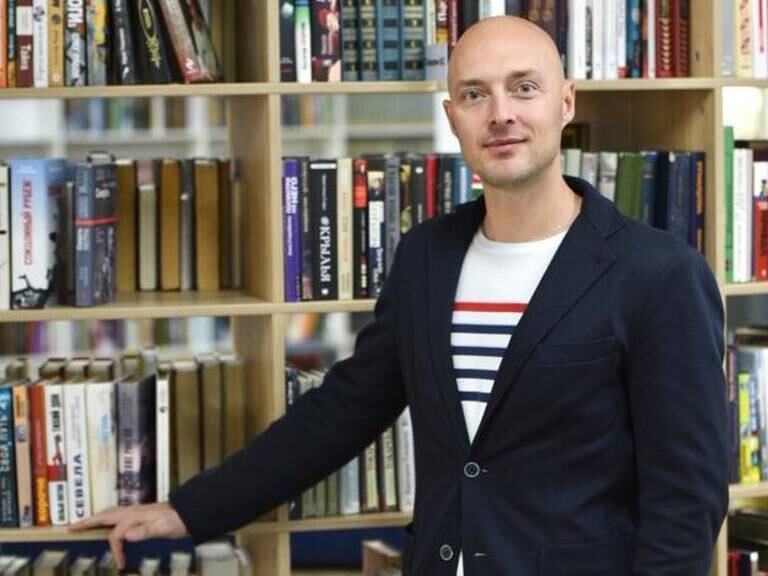 El bibliotecario que desafió la purga de libros LGBTQ+ en Rusia