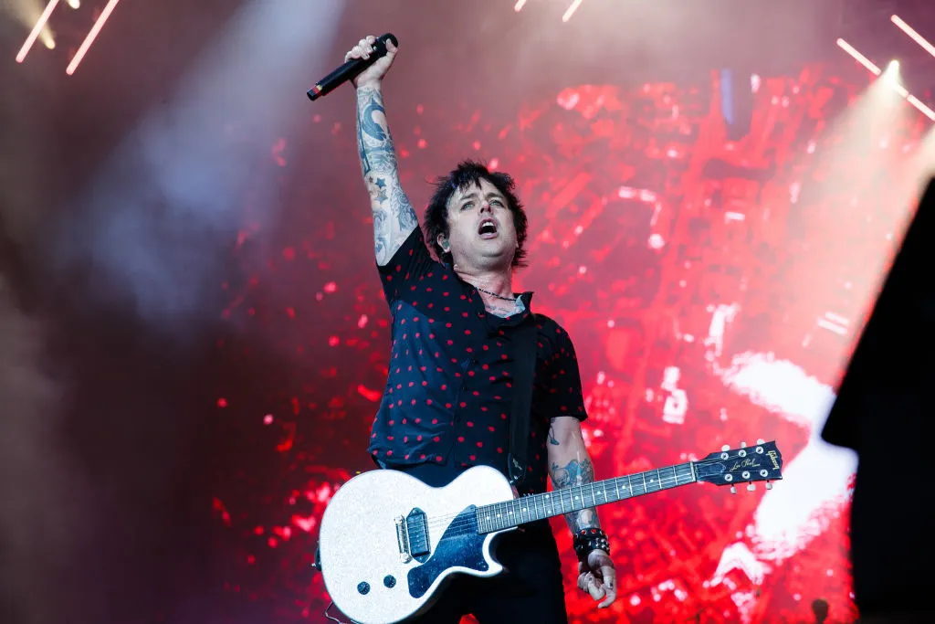 Billie Joe Armstrong, de Green Day, califica el pánico antitransfóbico de "jodidamente intolerante".