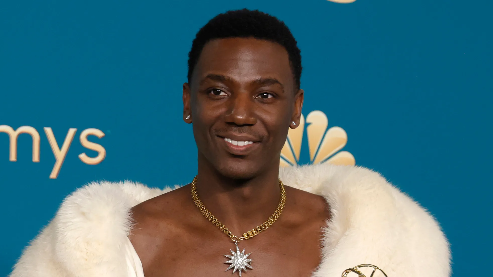 El cómico gay Jerrod Carmichael coprotagoniza la comedia Poor Things de Emma Stone