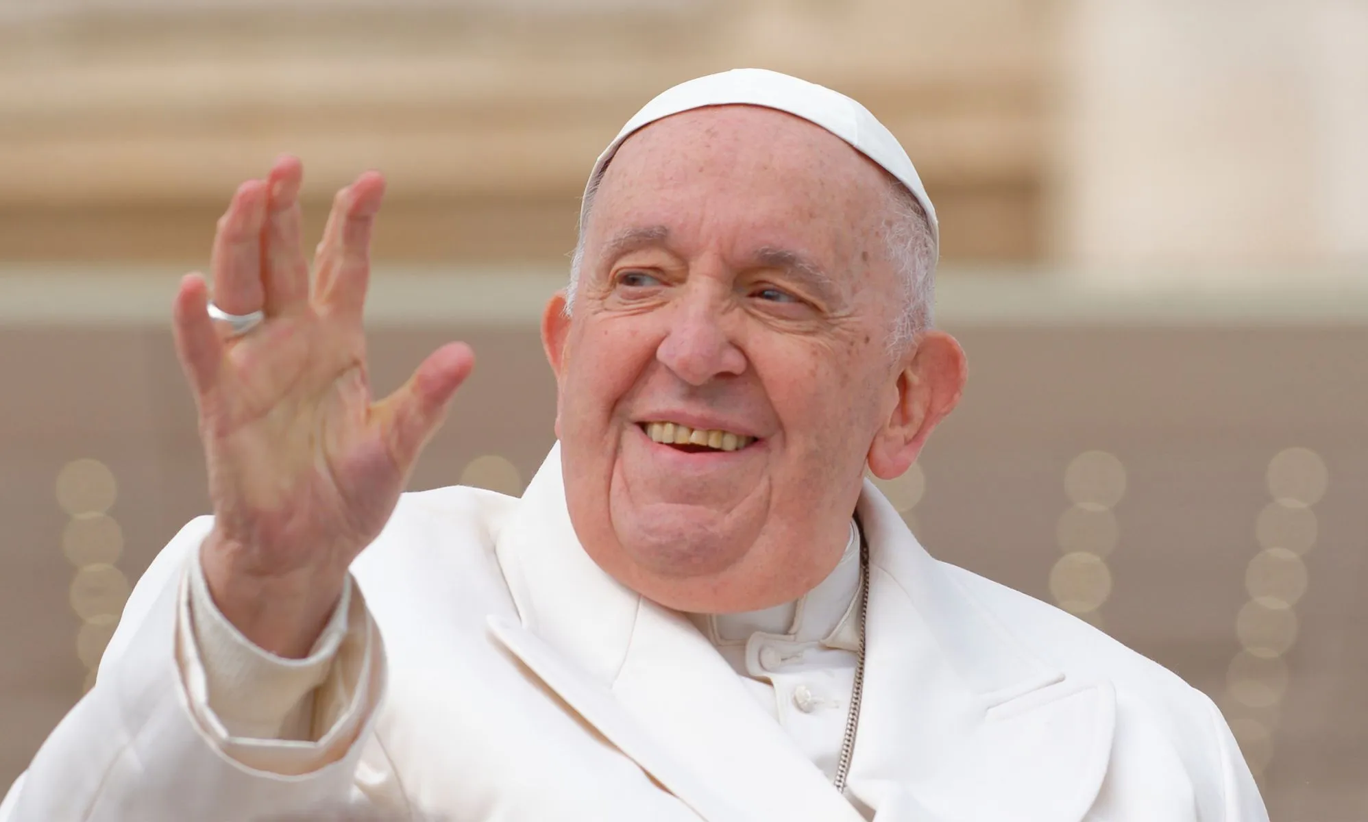 El Vaticano mantiene su aprobación de la bendición de parejas del mismo sexo a pesar de las críticas