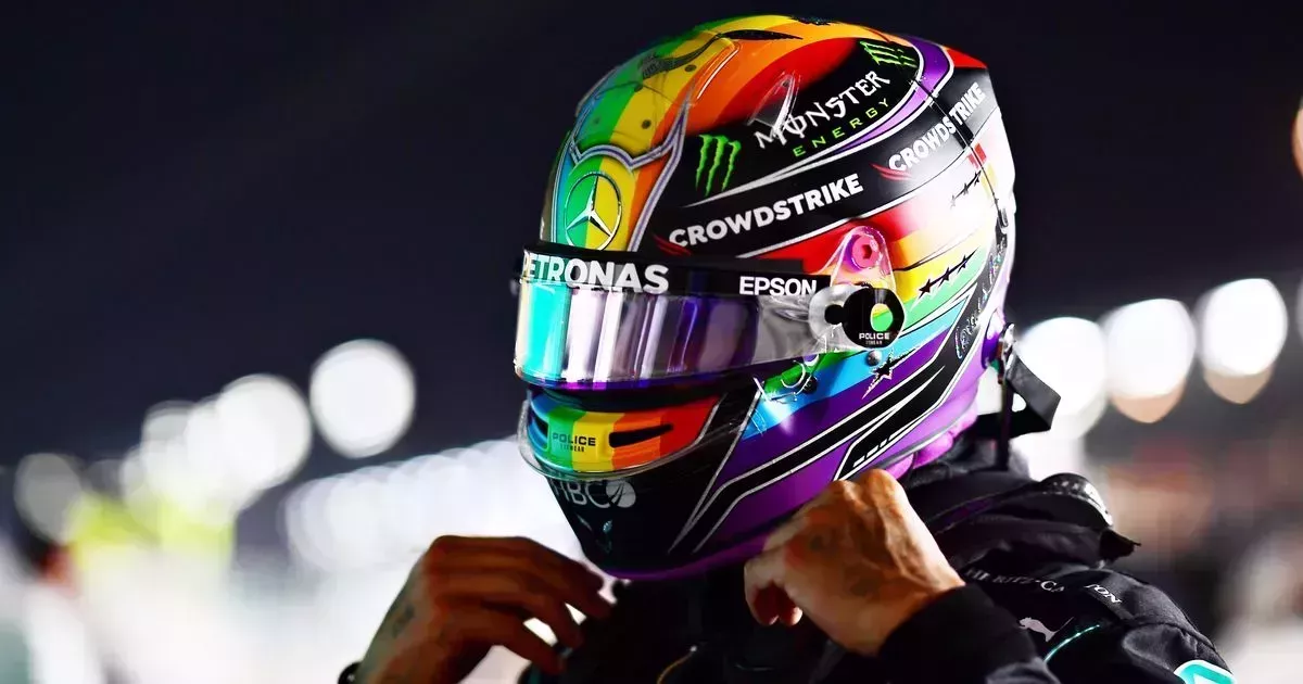 Hamilton luce un casco arco iris en el GP de Qatar en una postura desafiante tras sus problemas con el Mundial