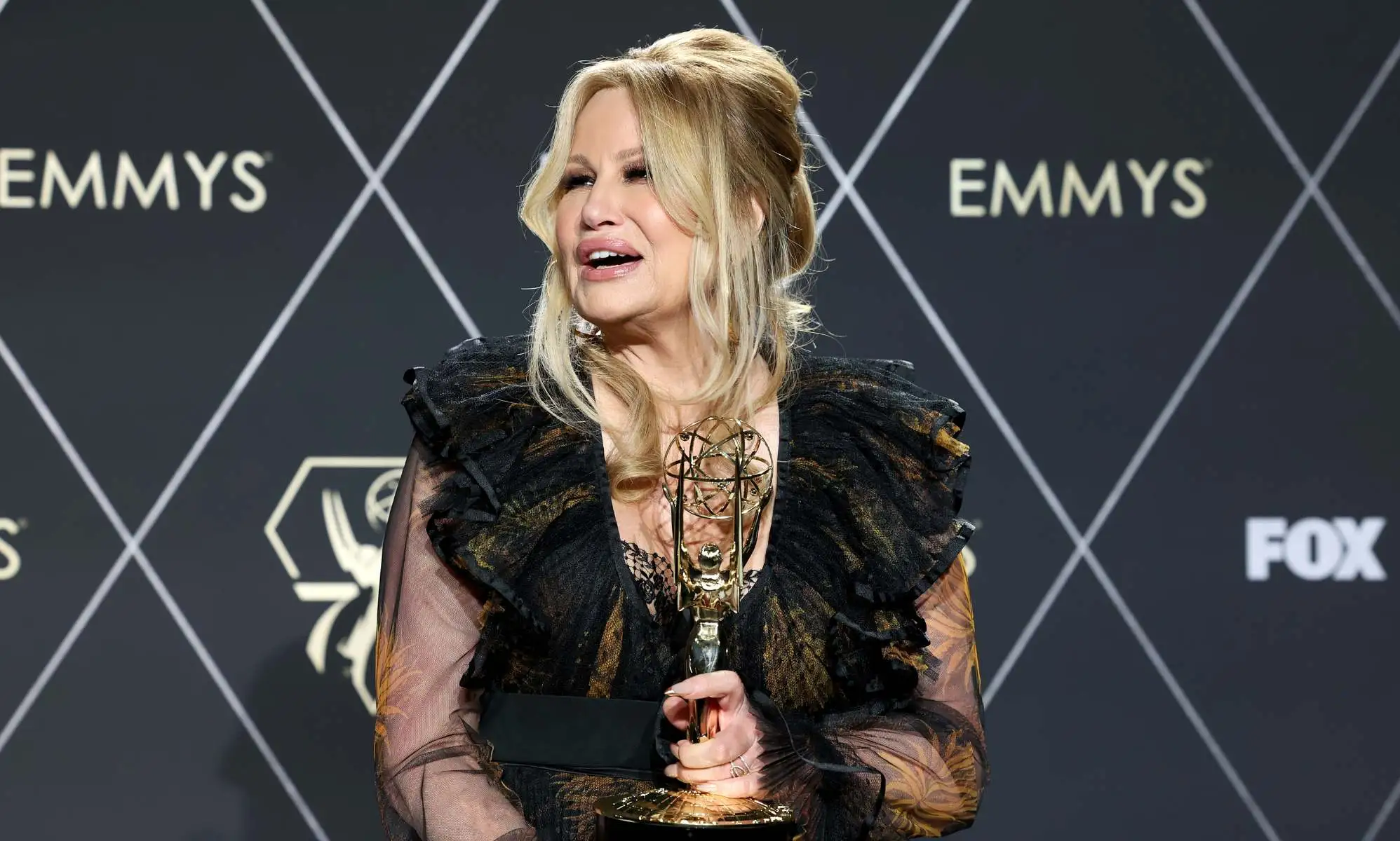 Jennifer Coolidge da las gracias a "todos los gays malvados" en su discurso de aceptación de los Emmy