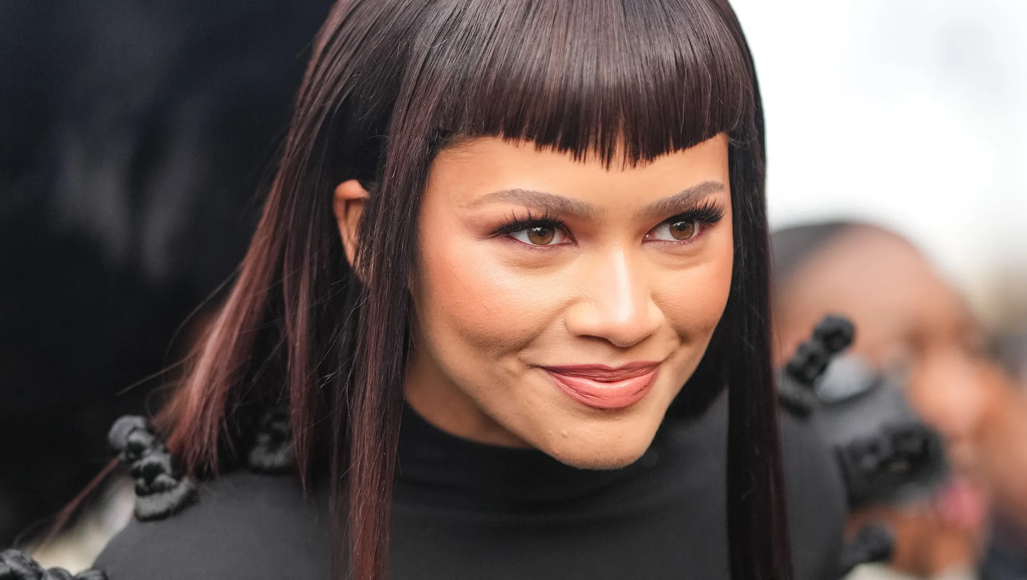 Zendaya estrena flequillo 'Gale Weathers' en la Semana de la Moda de París