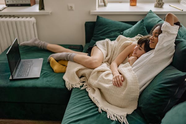 Acércate a tu cita con estas 5 películas de terror sáficas infravaloradas