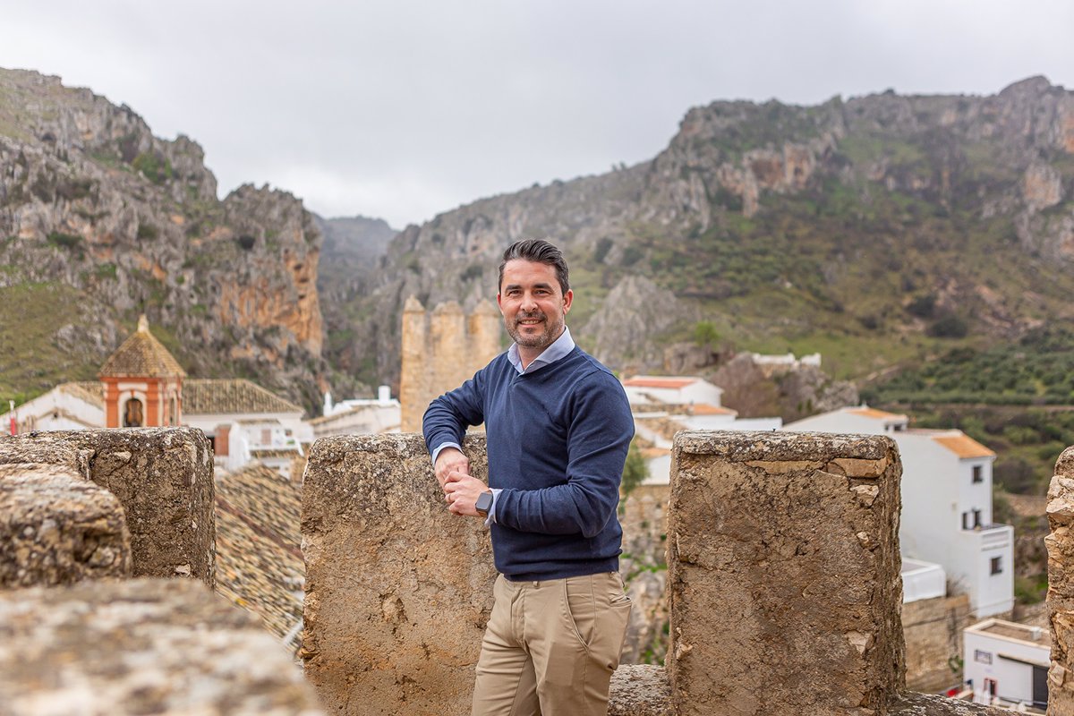 Impiden a alcalde de Zuheros dar el pregón por su matrimonio con un hombre