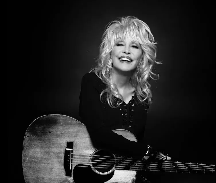 Dolly Parton regala una guitarra a una drag queen activista 