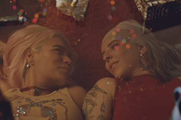 Karol G no se burla de los homosexuales con su sáfico vídeo musical "Contigo
