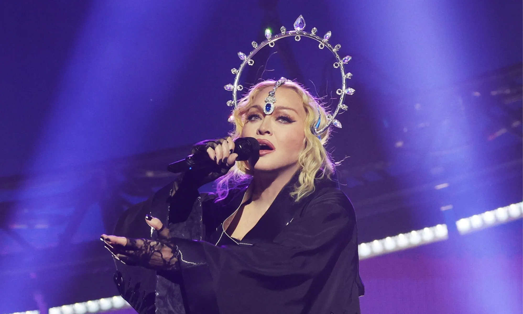 Madonna se recupera con pericia tras caerse de una silla durante su gira Celebration Tour
