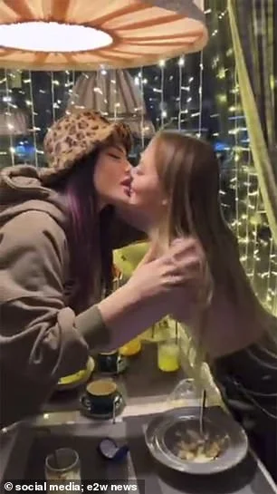 TikTokers rusas obligados a disculparse por beso un lésbico