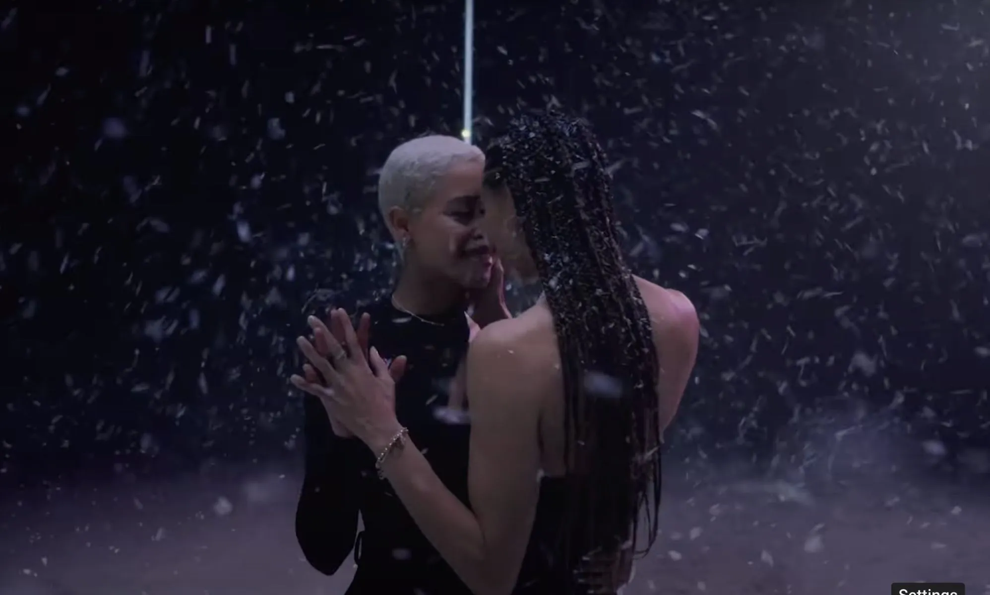 Un anuncio de Pandora con lesbianas indigna a los cristianos