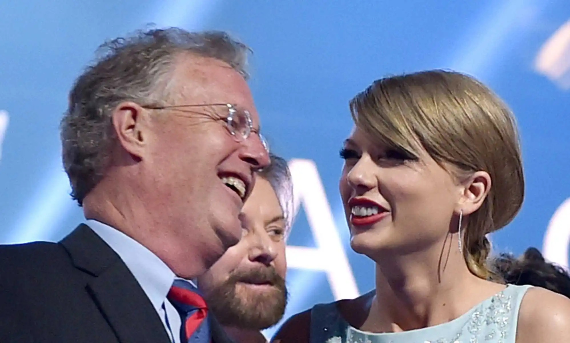 Un paparazzi afirma que el padre de Taylor Swift le dio un puñetazo