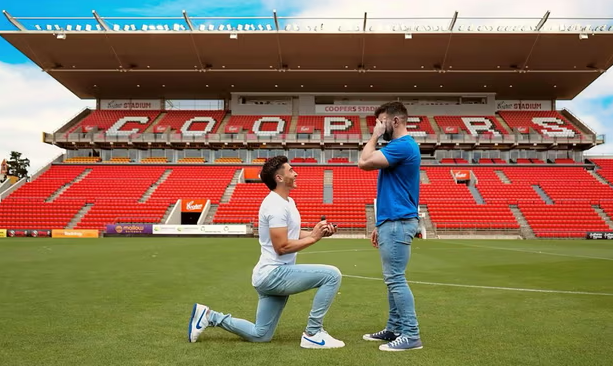 El futbolista Josh Cavallo anuncia su compromiso tras pedirle matrimonio en el campo de juego