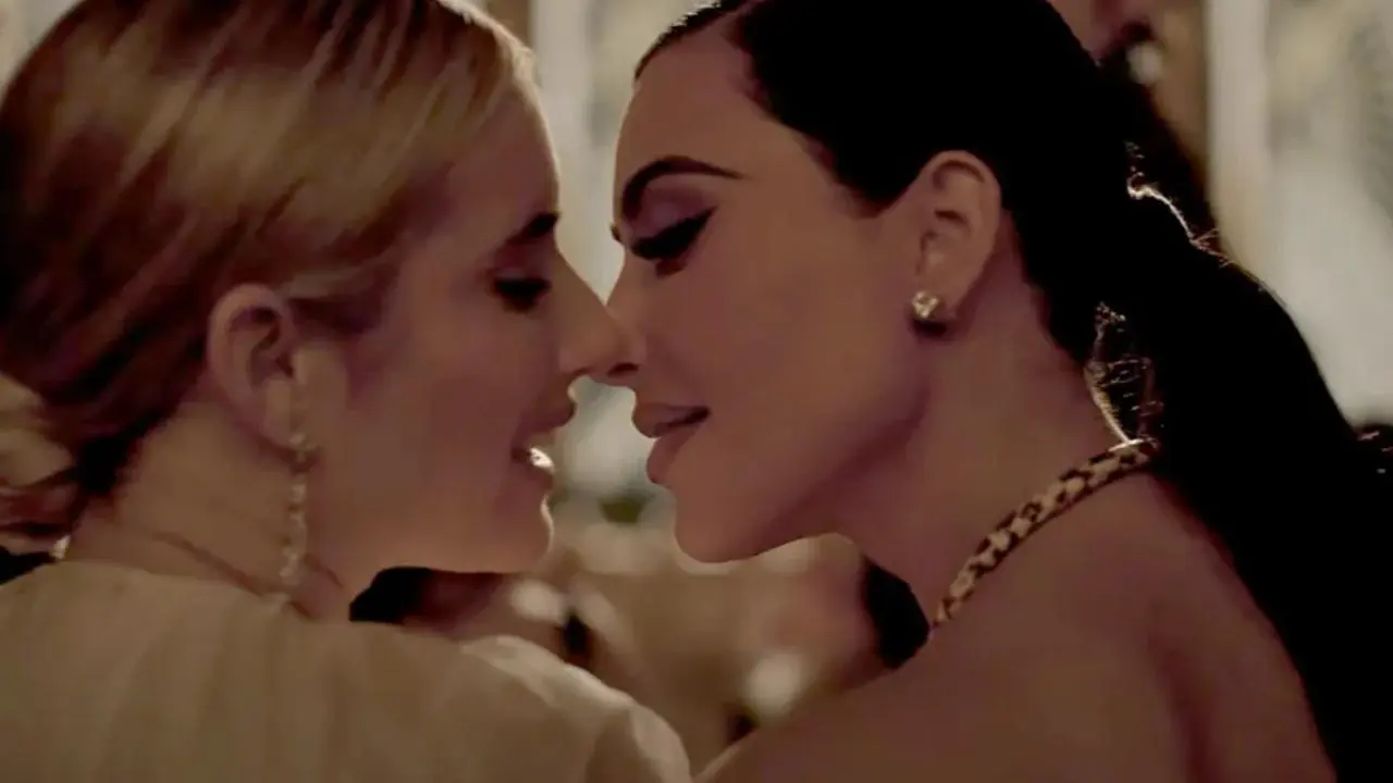 Kim Kardashian besa a Emma Roberts en el nuevo tráiler de American Horror Story