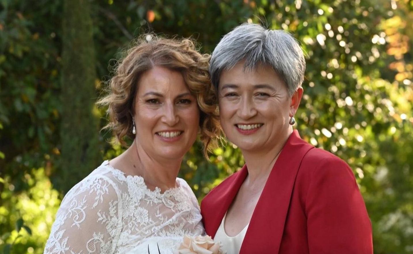 La primera senadora australiana abiertamente gay se casa con su pareja de muchos años en una preciosa ceremonia