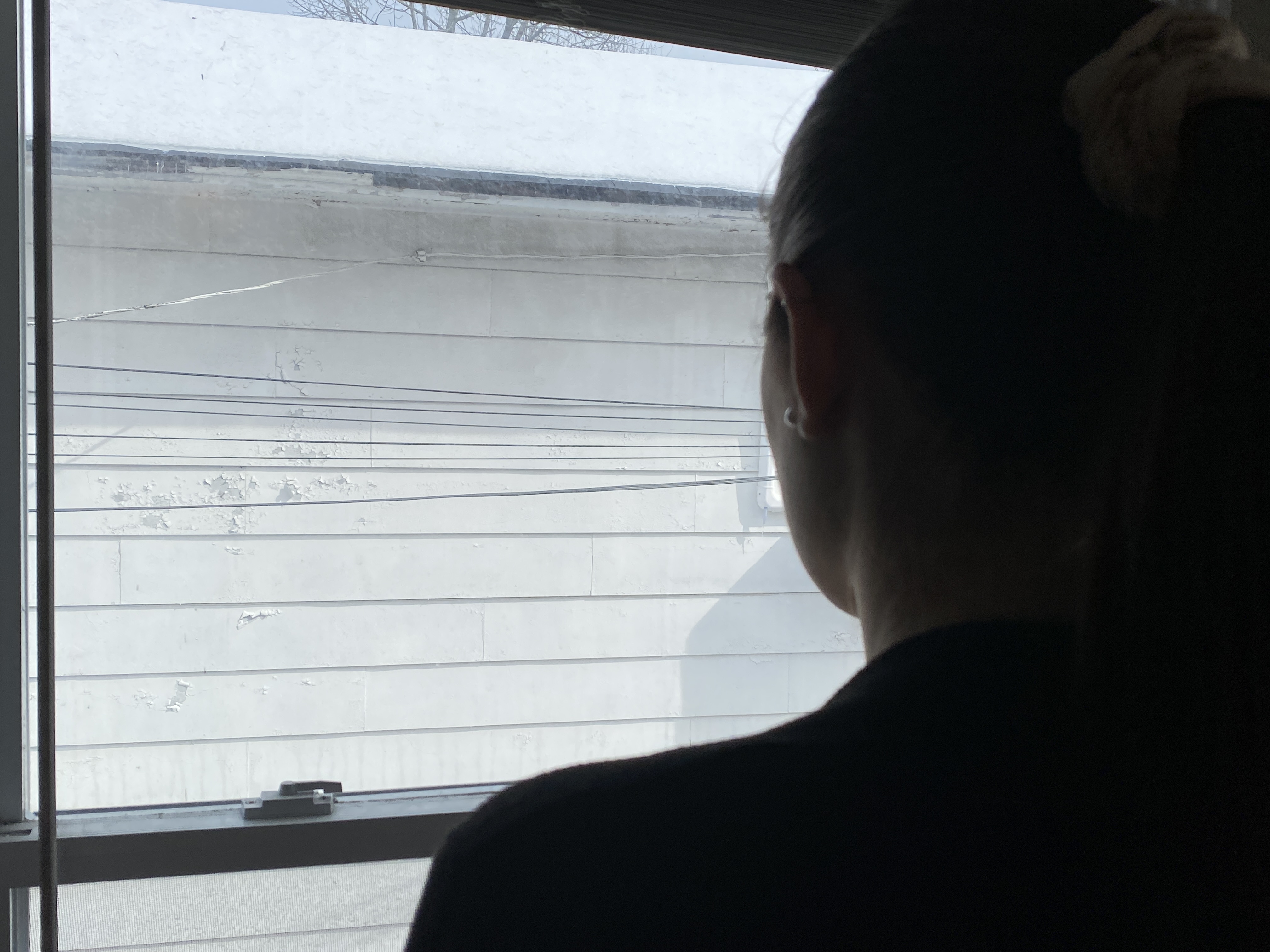 Una mujer encuentra un AirTag de Apple en su bolso al llegar a casa después salir un viernes noche