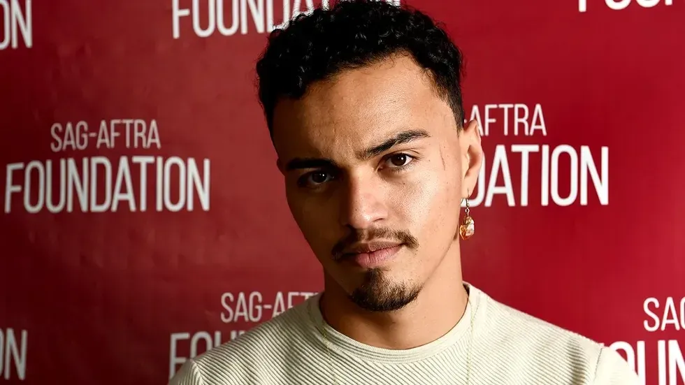 Conoce a Tonatiuh, el actor queer que protagoniza la nueva película de Jennifer López