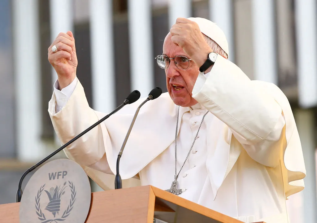 El Papa Francisco condena la cirugía de reafirmación de género y la maternidad subrogada en un explosivo nuevo documento vaticano
