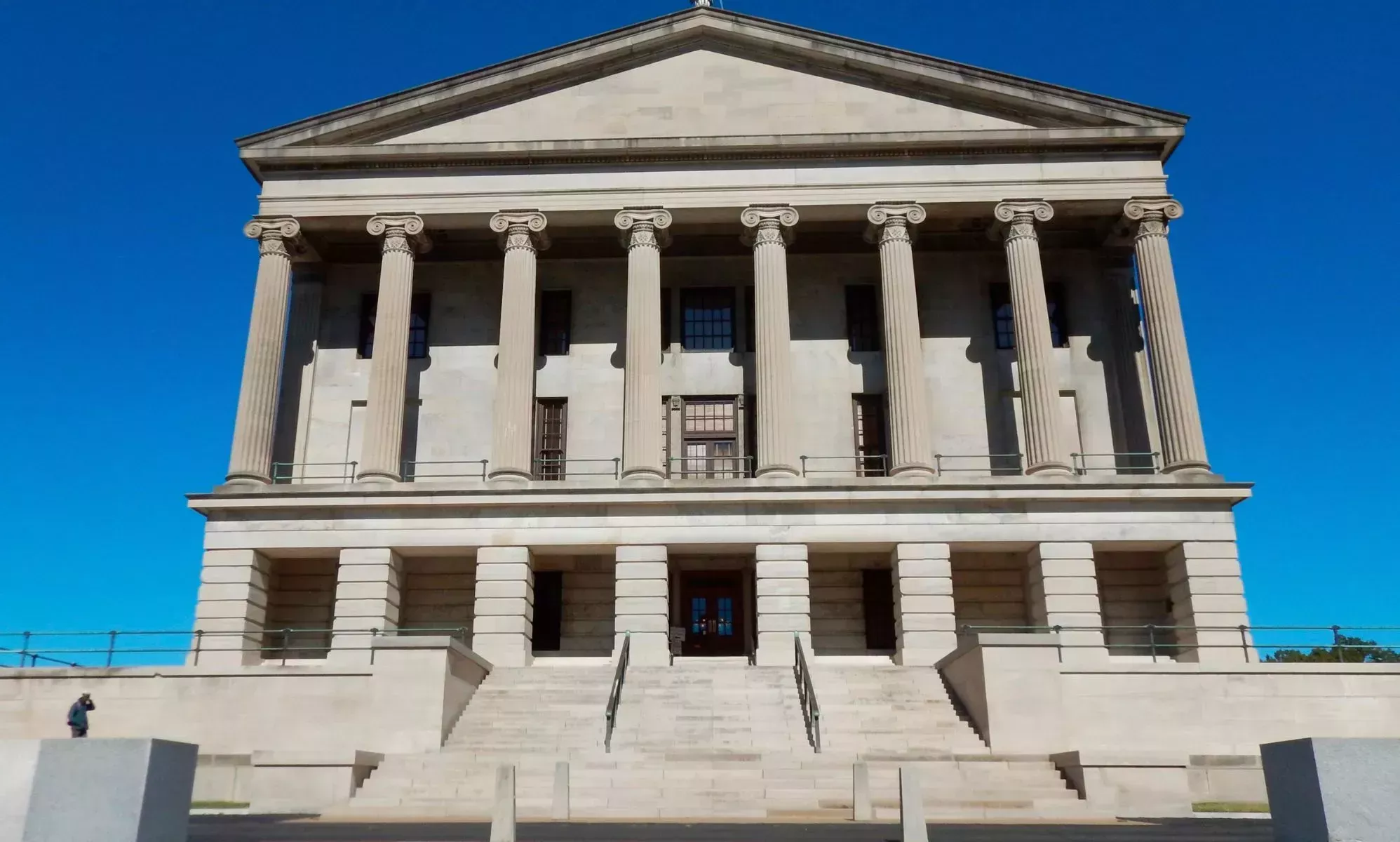 El Senado aprueba un escalofriante proyecto de ley que permite a las familias homófobas adoptar niños LGBTQ+.